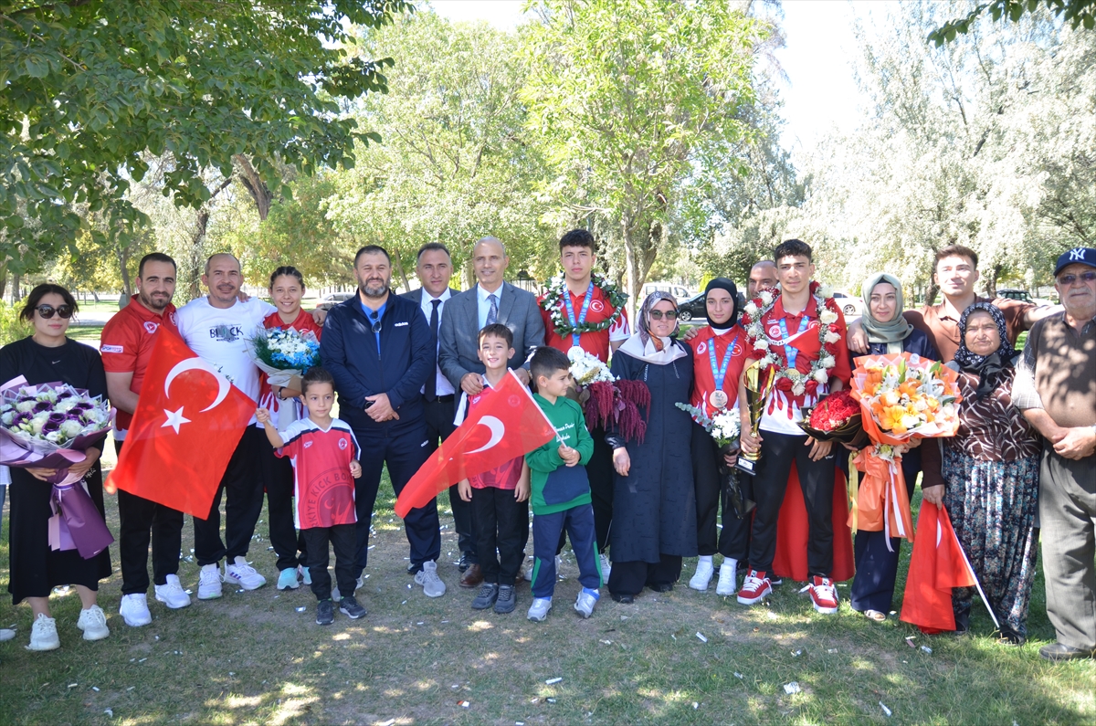 Türk Genç Kick Boksçular Yurda Döndü: Madalyalarla Taçlandırılmış Zafer