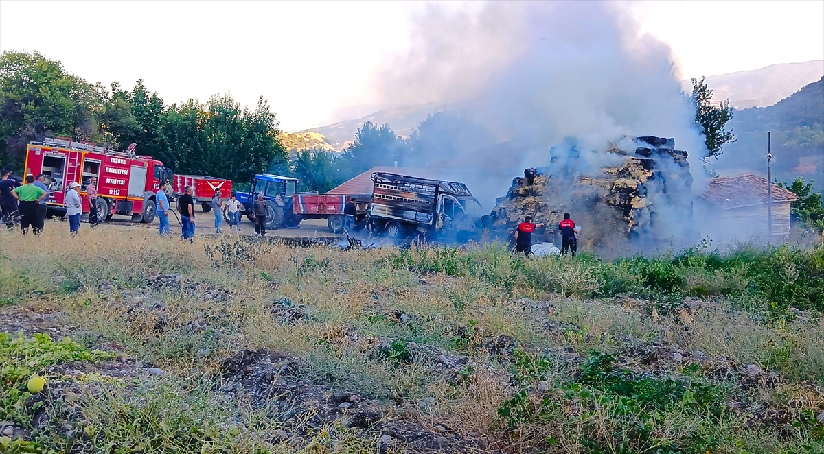 Amasya'da Gecenin Karanlığını Aydınlatan Yangın: Bin Balya Saman ve Araç Kül Oldu