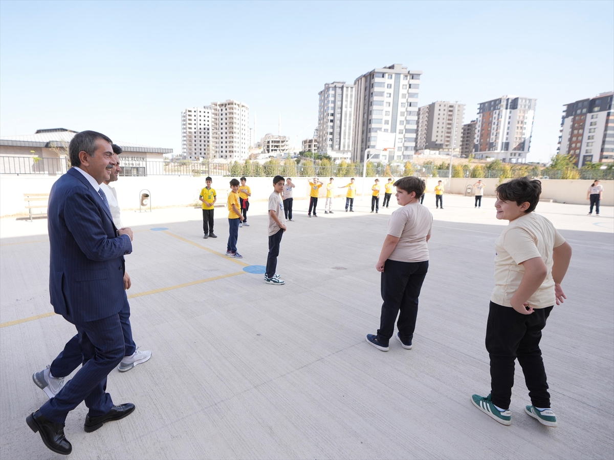 Bakan Yusuf Tekin'den Gaziantep'te Sürpriz Okul Ziyareti: Öğrencilerle Beden Eğitimi Dersi