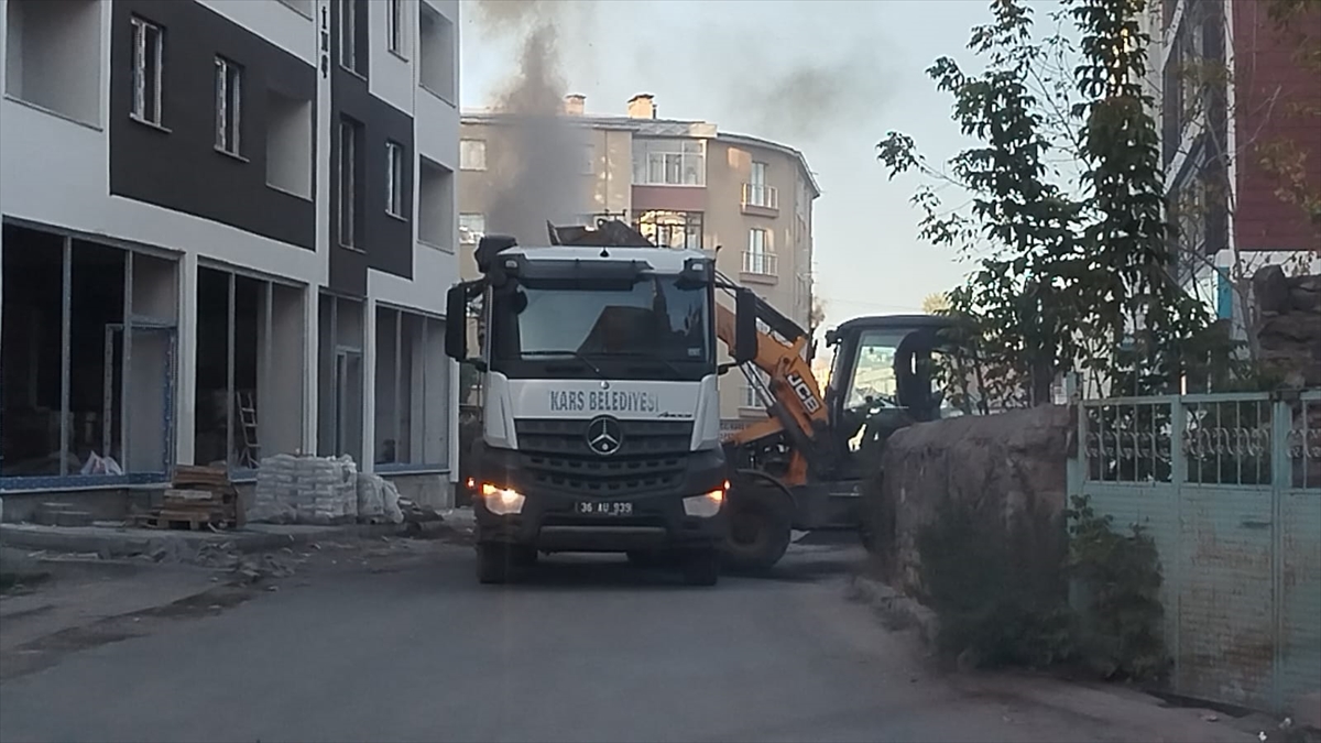 Kars'ta Seyir Halindeki Çöp Kamyonunda İnanılmaz Anlar: Yangın Kumla Söndürüldü