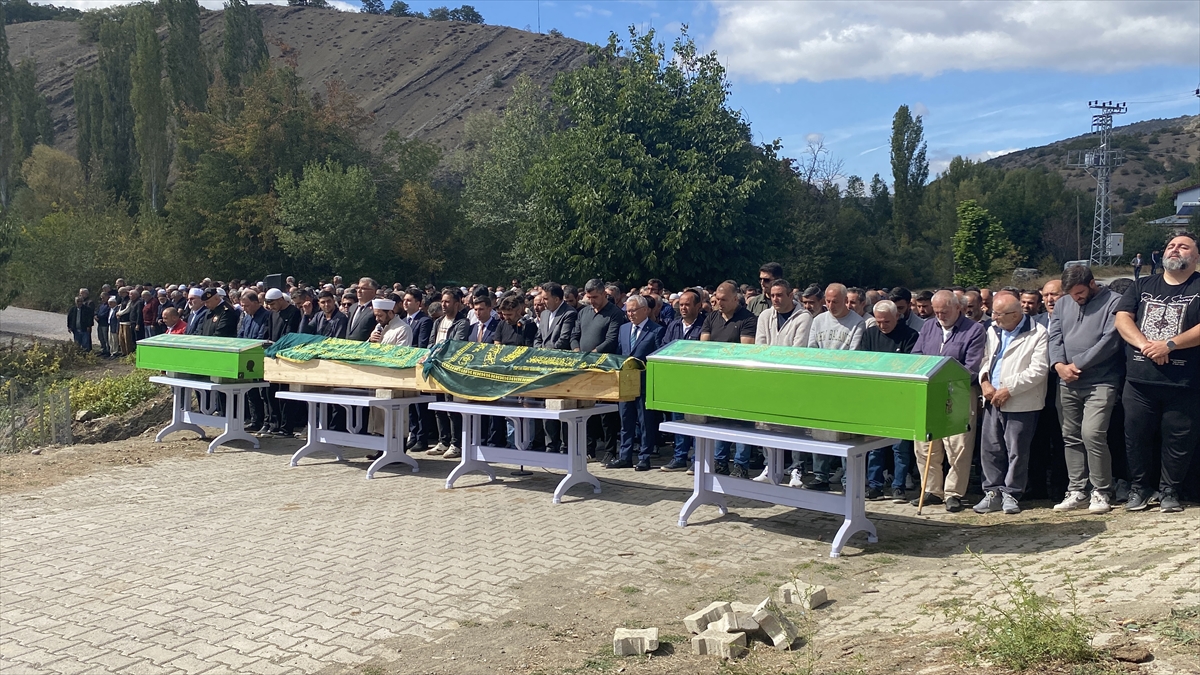 Sivas'ta Yaşanan Acı Kayıp: Trafik Kazasında Hayatını Kaybedenler Son Yolculuğuna Uğurlandı