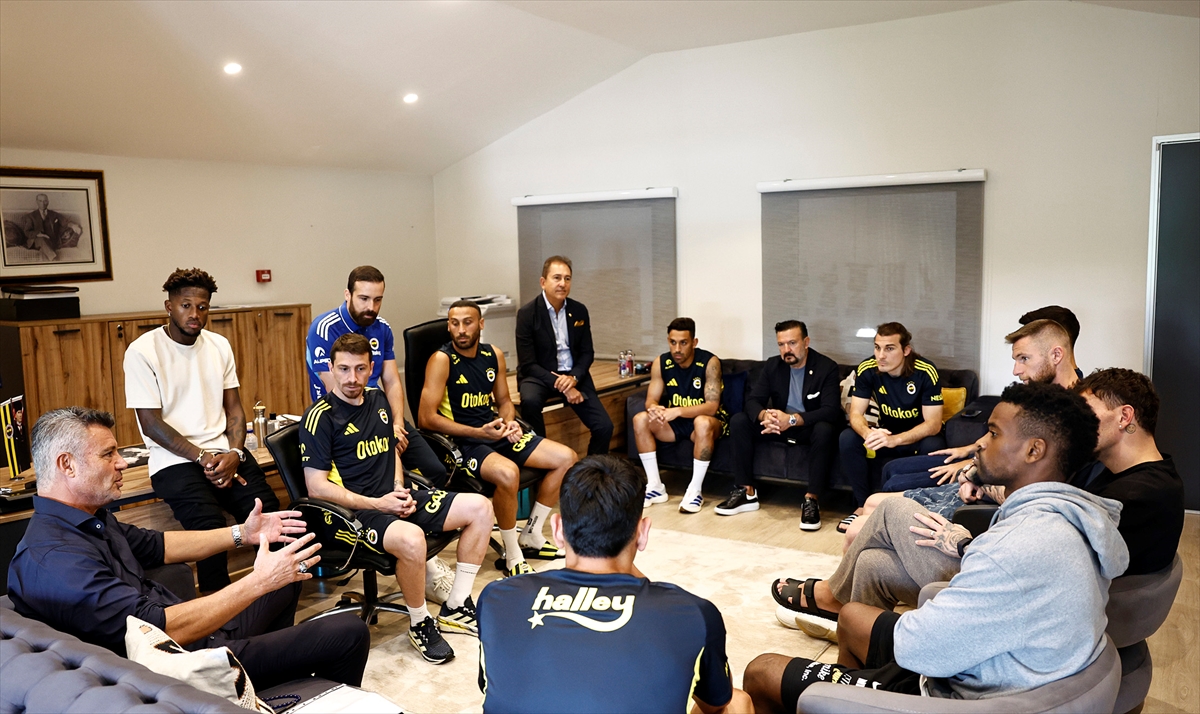 Fenerbahçe Yönetiminden Sürpriz Toplantı: Başkan Saran Masaya Yumruğunu Vurdu