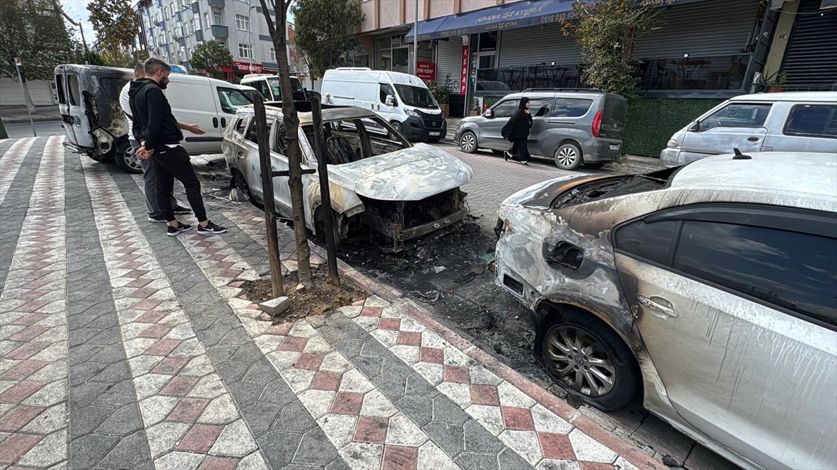 Sultangazi’de Gece Yarısı Korkutan Araç Yangını