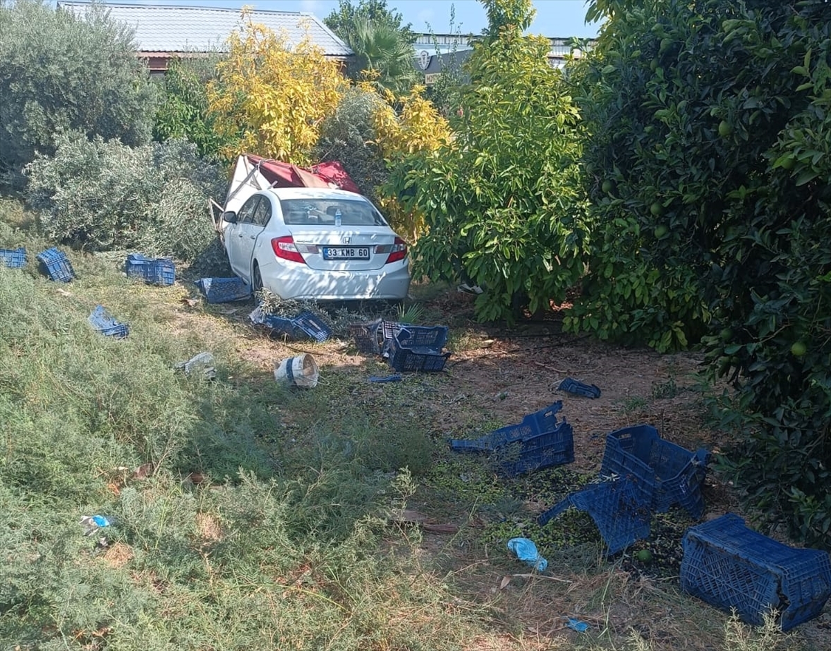 Mersin'de Zeytin Bahçesinde Feci Kaza: Otomobil İşçilerin Arasına Daldı