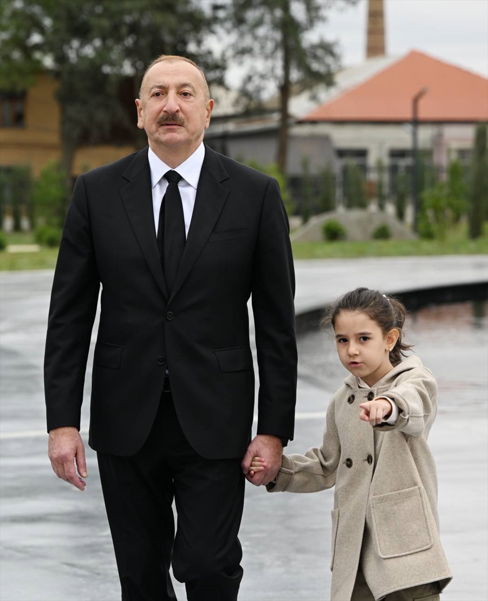Azerbaycan'da Gence'ye Kurulan Anıt Park Herkesin İlgisini Çekiyor