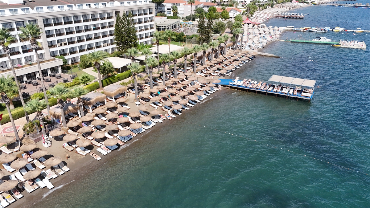 Fethiye ve Marmaris'te Tatilciler Deniz ve Güneşin Tadını Çıkarıyor