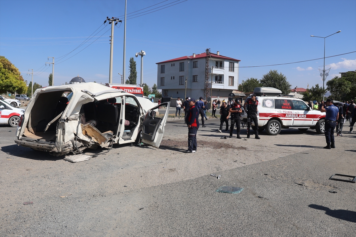 Iğdır'da Polisiye Araçla Minibüs Çarpıştı
