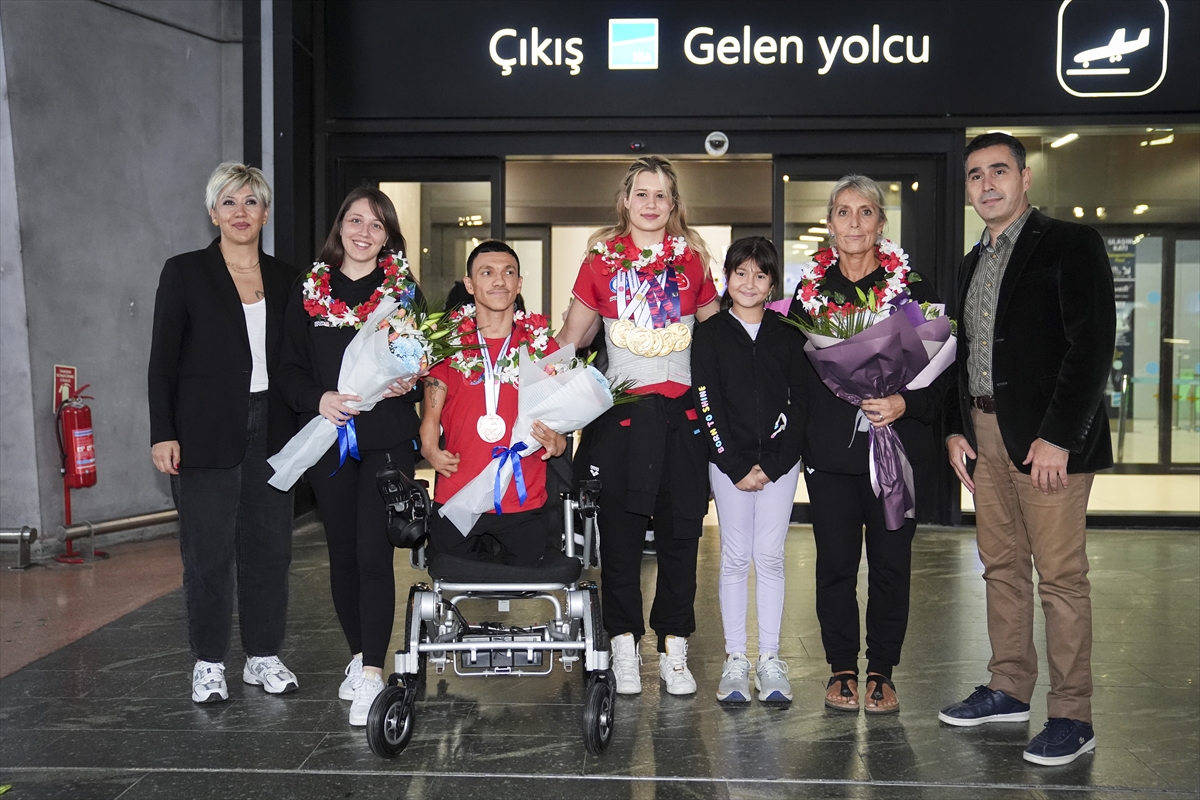 Türkiye'ye Dönen Kahraman Paralimpik Yüzücüler Gurur Tazeledi