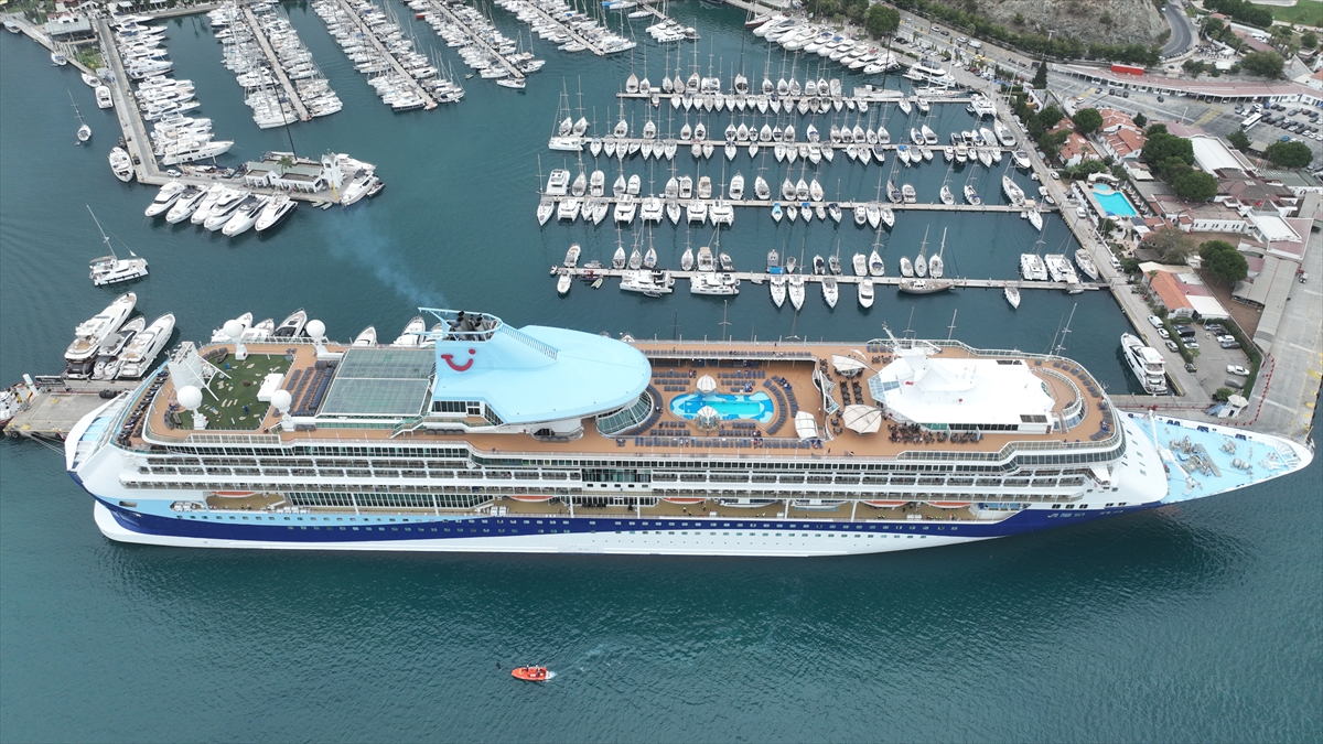 Marmaris'te Turizm Canlanıyor: 'Marella Discovery 2' Limanda