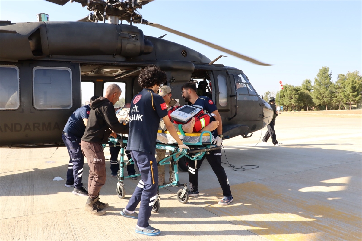Siirt'te İşçiye Askeri Helikopter İle Acil Yardım