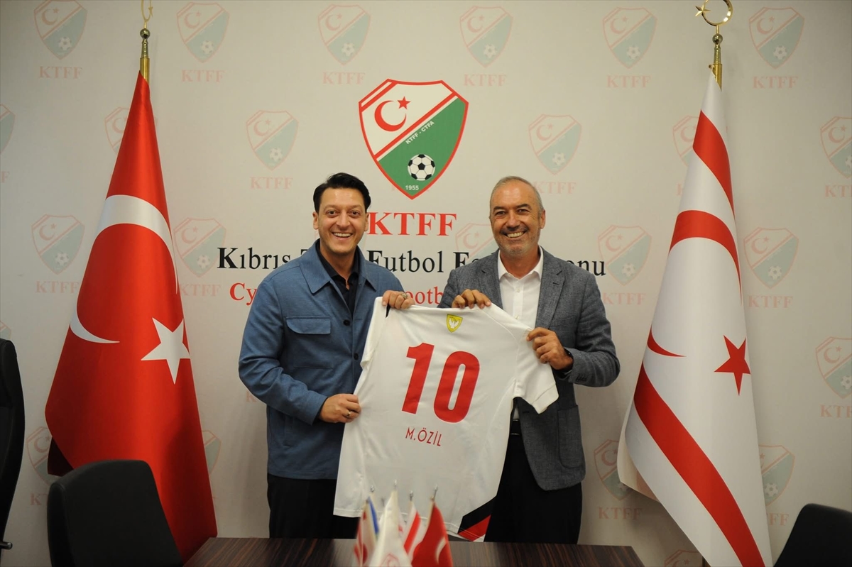 Mesut Özil Kıbrıs Türklerini Sahipsiz Bırakmıyor: FIFA ve UEFA'ya Net Çağrı