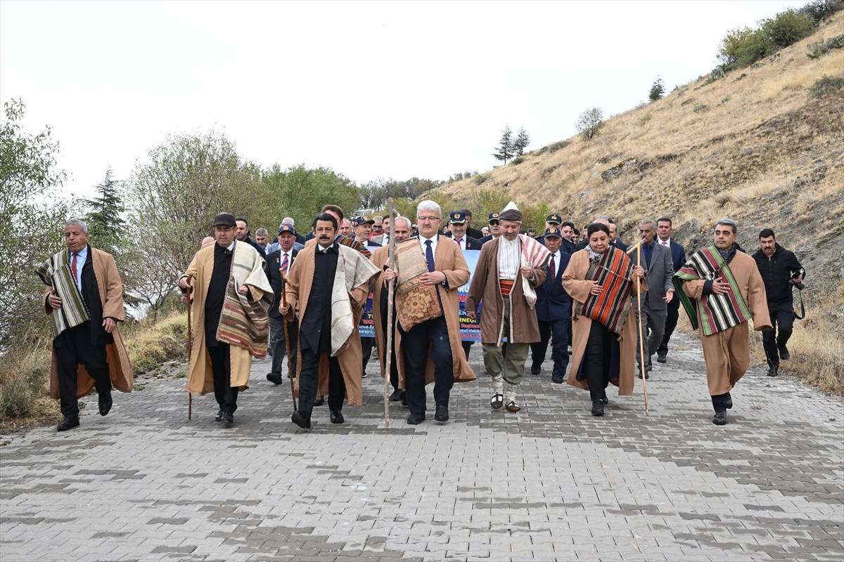 Yunus Emre'nin Anıt Mezarında Duygu Dolu Anma Töreni