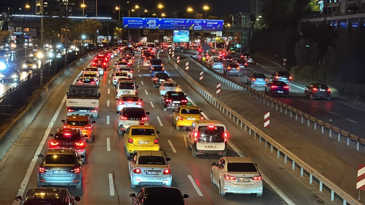 İstanbul Trafiğinde İncelikler: Akşam Saatlerinde Yoğunluğa Dikkat