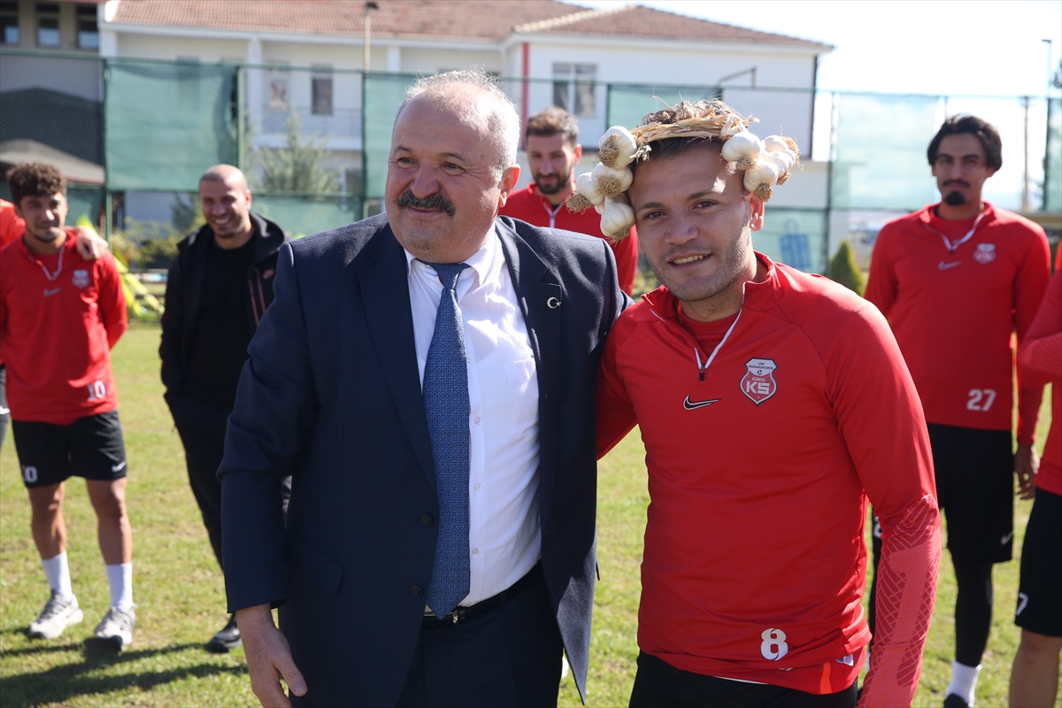 Kastamonu'da Öğrencilerden Sarımsaklı Taç Sürprizi