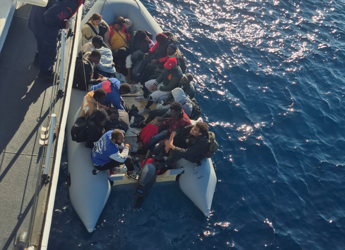 İzmir Kıyılarında Heyecan: 17 Kaçak Göçmen Yakalandı
