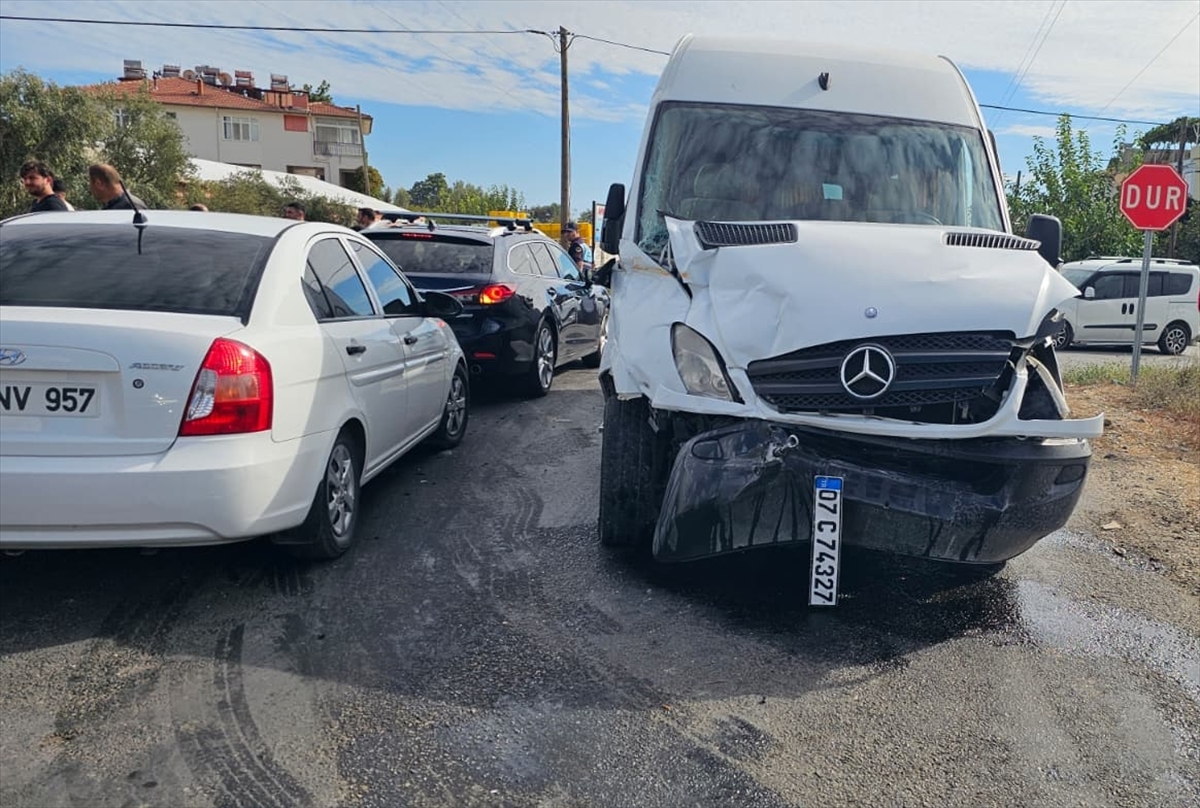 Antalya'da Şok Kaza: Servis Araçları Çarpıştı, 9 Öğrenci Yaralandı