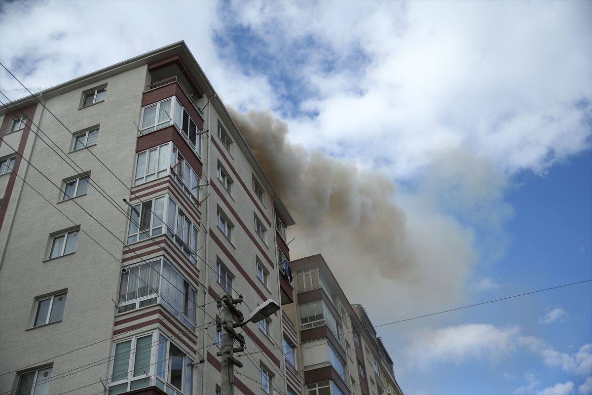 Eskişehir'de 7 Katlı Bina Çatısında Korkutan Yangın