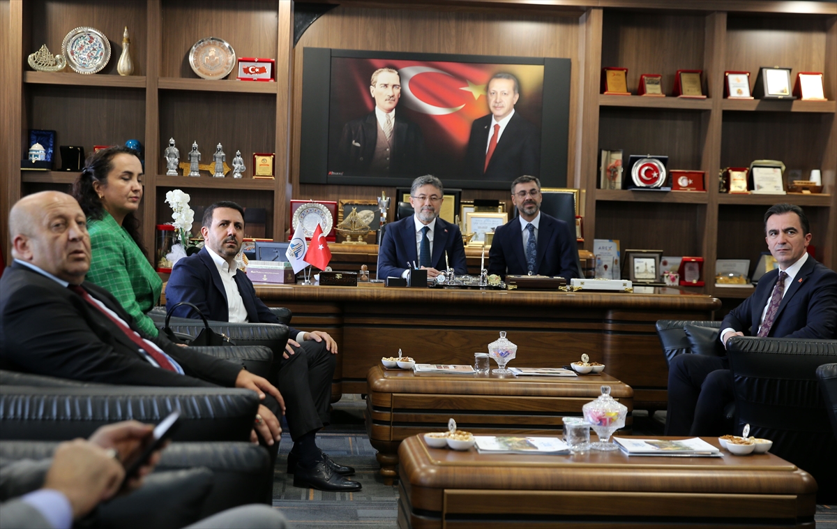 Tarım Sektöründe Heyecan: Bakan Yumaklı Kuru Fasulye Hasadında