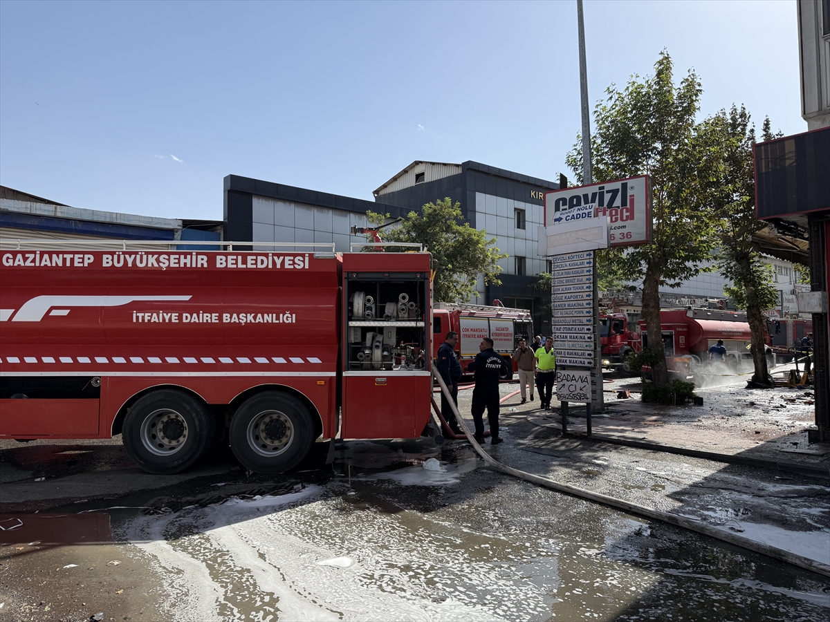 Gaziantep'te İşyerinde Çıkan Yangın Büyük Bir Ekip Tarafından Kontrol Altına Alındı
