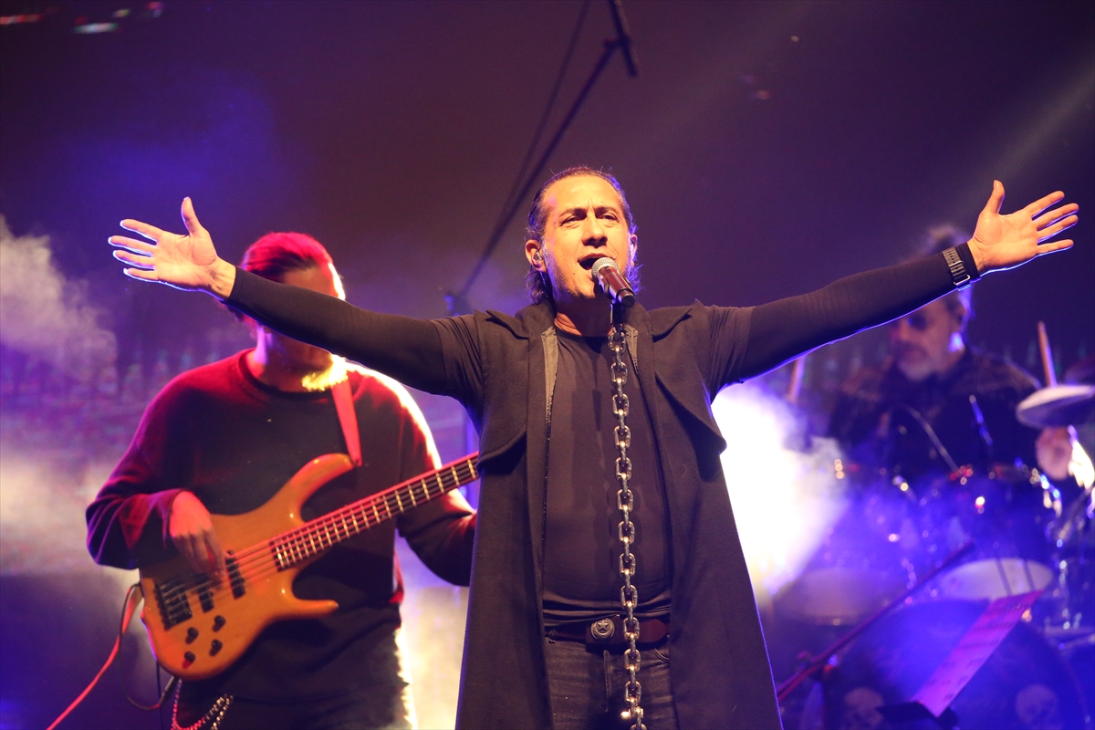 Kıraç'ın Unutulmaz Kars Konseri Sürprizlerle Dolu Gece Yaşattı