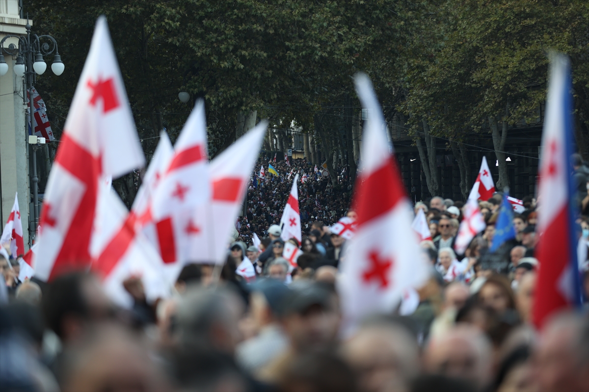 Gürcistan'da Çalkantılı Protestolar: Cumhurbaşkanlığı Sarayı Önünde Çatışma
