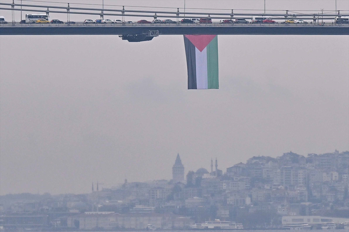 İstanbul Boğazı'nda Köprüler Filistin İçin Bayraklarla Süsleniyor