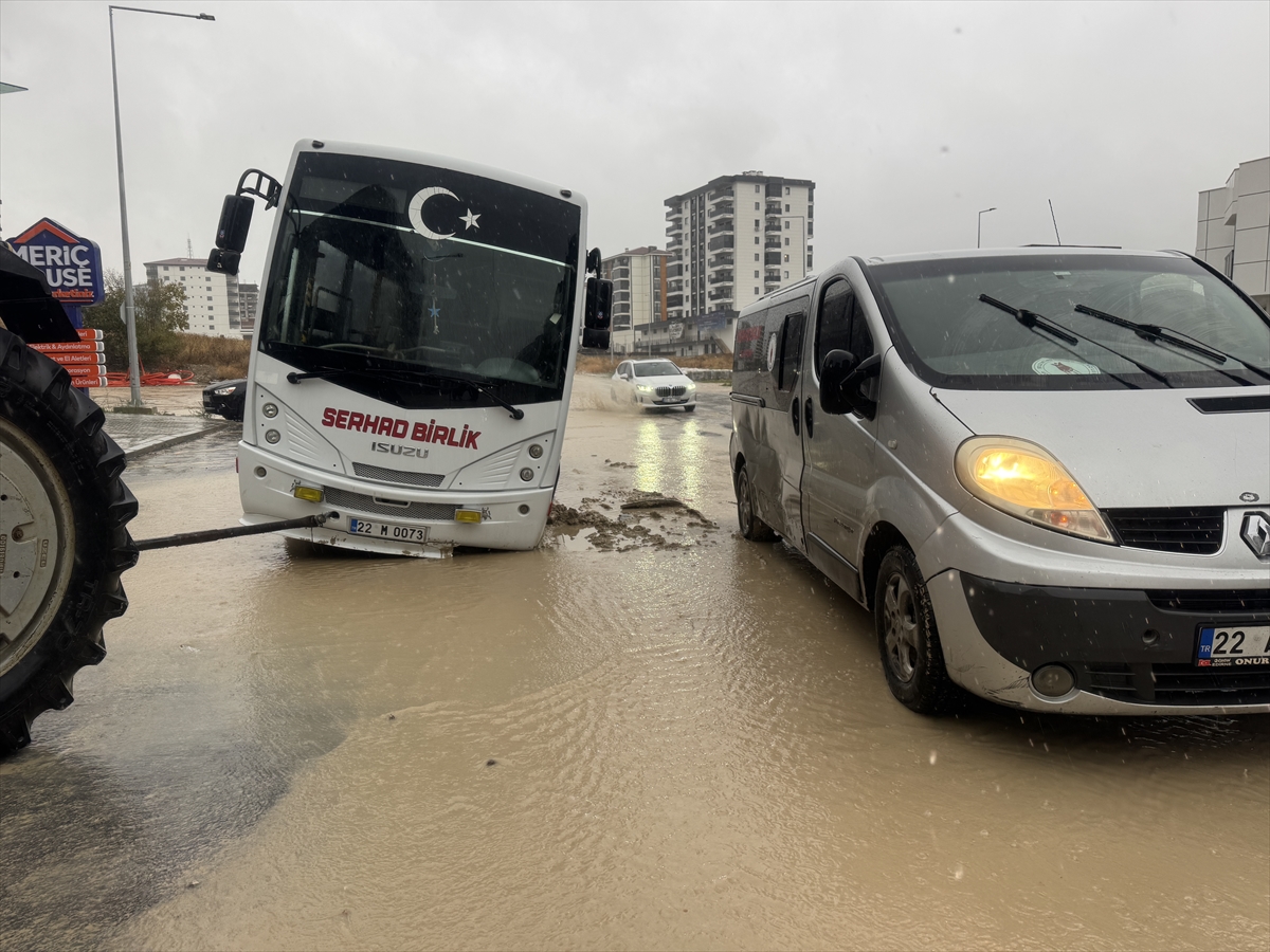 Edirne'deki sağanak sonrası yolda oluşan dev çukur minibüsü yuttu