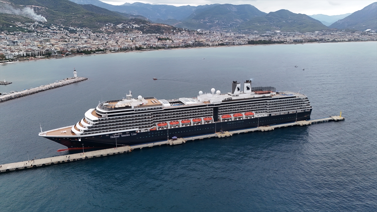 Alanya'da büyük kruvaziyer heyecanı: Oosterdam 1878 turistle geldi