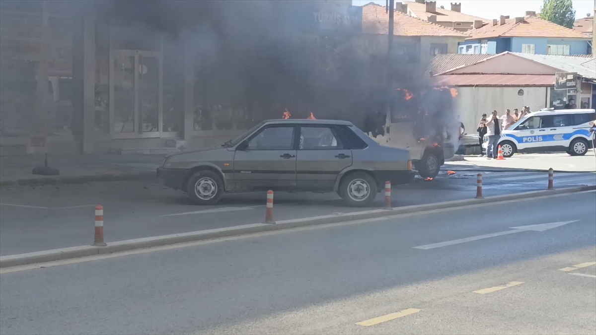 Sivas'ta Ticari Araç Yandı: Görüntüler Şoke Edici