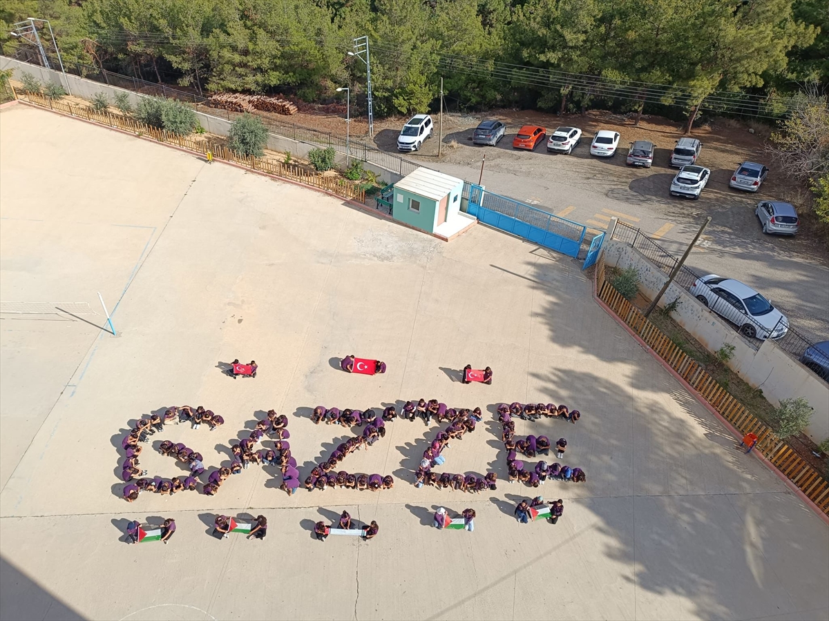 Hatay'da Öğrencilerden Gazze'ye Destek Koreografisi