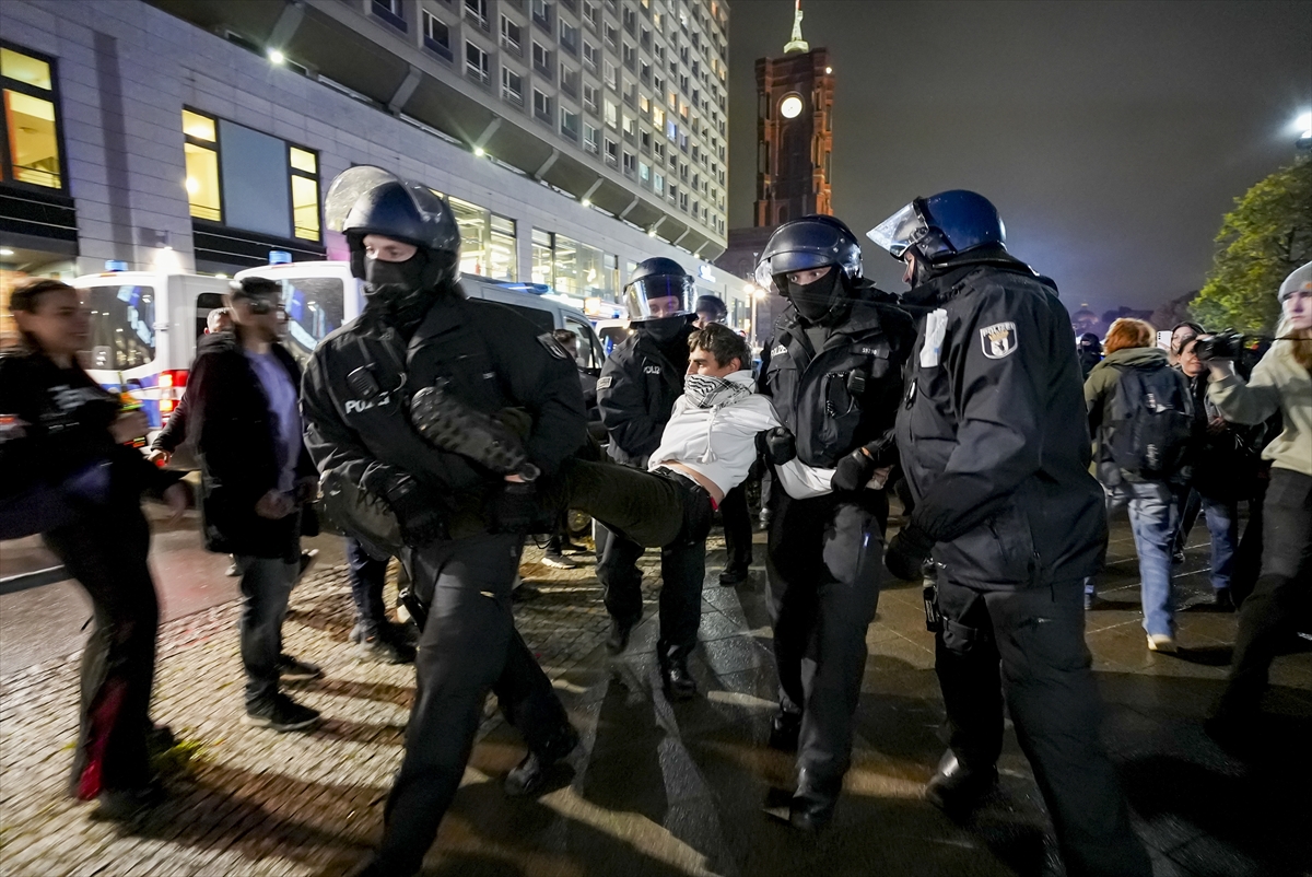 Berlin'de Filistin'e Destek Gösterilerine Polis Sert Müdahale