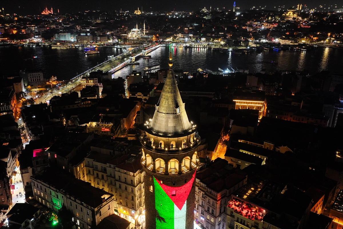 Galata Kulesi'ndeki Işık Gösterisi Dünya Basınında Ses Getirdi