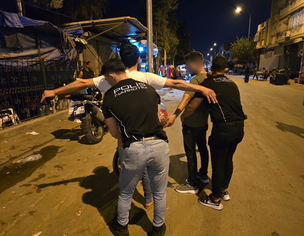 Adana'da Polis Operasyonu Şaşırttı: Uyuşturucu İle Yakalanan Şüpheliler Gözaltında