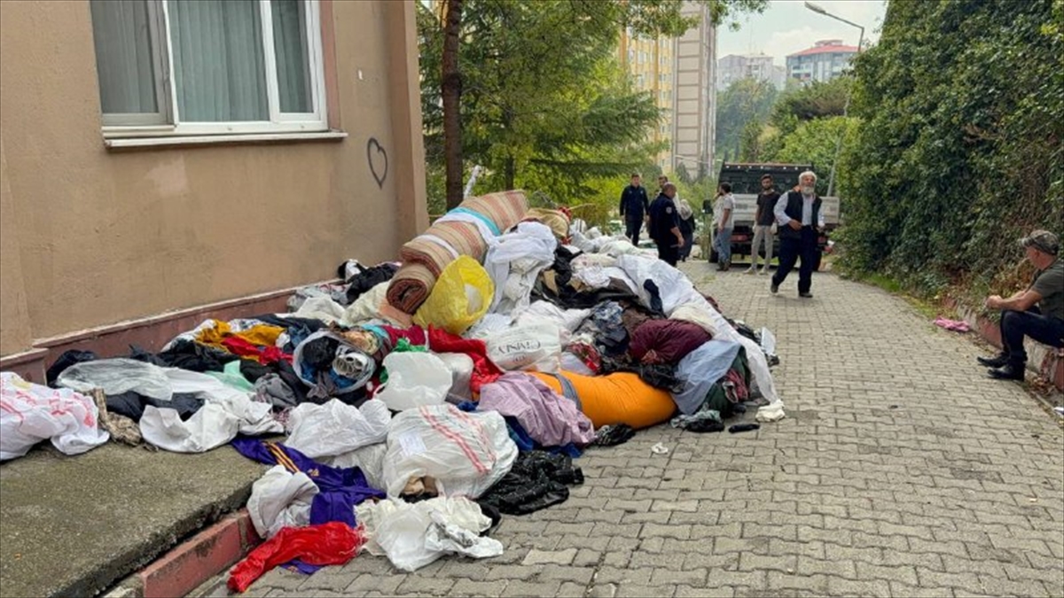 Karabük'te Kamyonlarca Çöp Birikti Ev Temizlendi