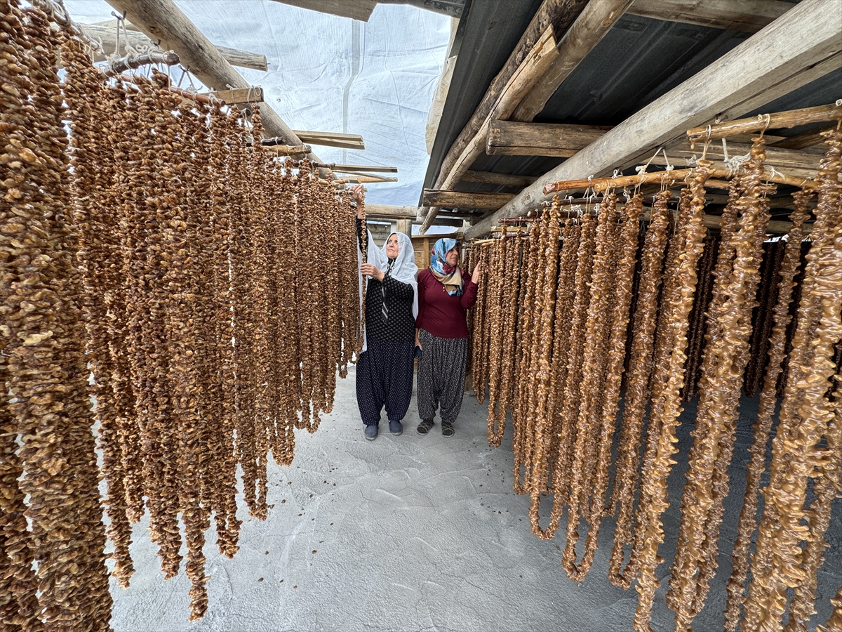 Elazığ'ın geleneksel lezzeti "orcik" üretimi merak uyandırıyor
