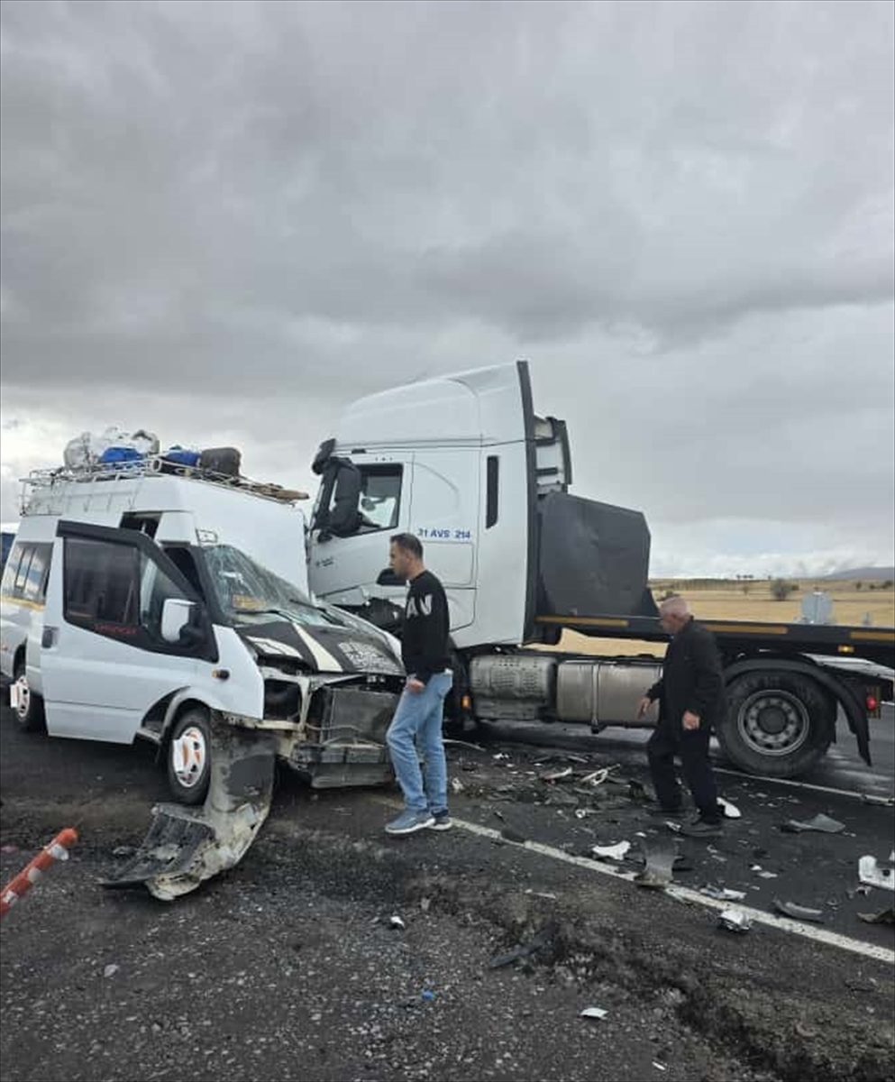 Nevşehir'de Tarım İşçilerini Taşıyan Minibüsün Karıştığı Kaza Herkesi Sarstı