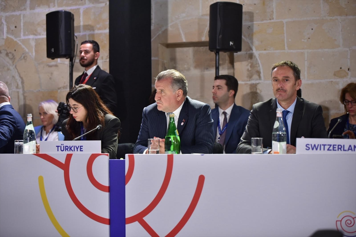 Bakan Bak Gençlerle Yeni Dönemin Kapısını Aralıyor