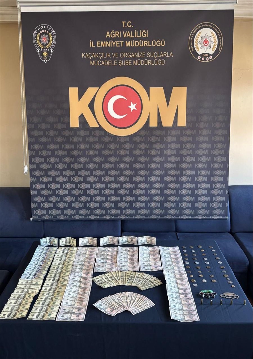 Ağrı'da Tarihi ve Finansal Operasyon: Evde Sahte Dolar ve Sikke Bulundu