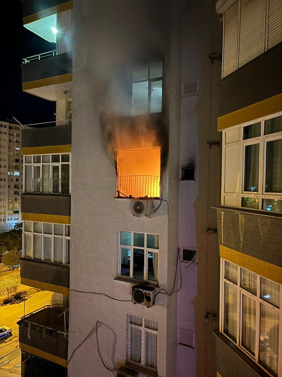 Adana'nın göbeğinde çıkan yangın mahalleliyi sokağa döktü