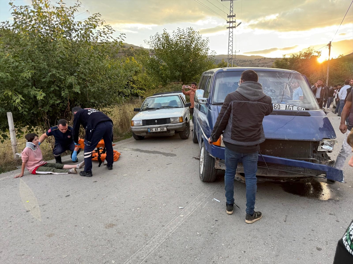 Tokat'ta korkunç kaza: Minibüs ve otomobil çarpıştı, 5 yaralı