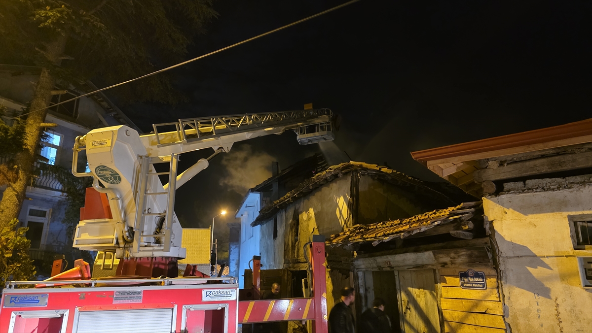 Amasya'daki Yangın Konutları Tehdit Etti: İki Evde Ağır Hasar