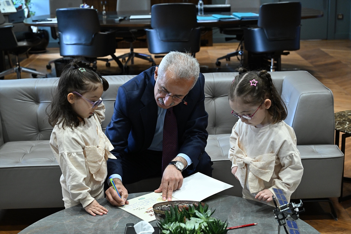 Bakan Uraloğlu'nun Minik Konukları Sosyal Medyada İlgi Odağı Oldu