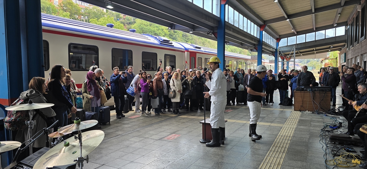 Turistik Karaelmas Ekspresi Zonguldak'ta Madenci Korosu ile Karşılandı