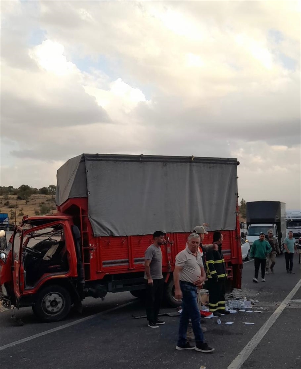Mardin'de Feci Kaza: Kamyon ve Kamyonet Çarpıştı, Yaralılar Var