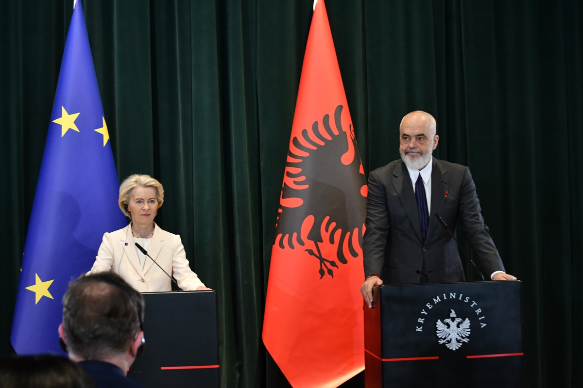 AB Komisyonu Başkanı Von der Leyen Arnavutluk'un Üyelik Sürecini Destekliyor