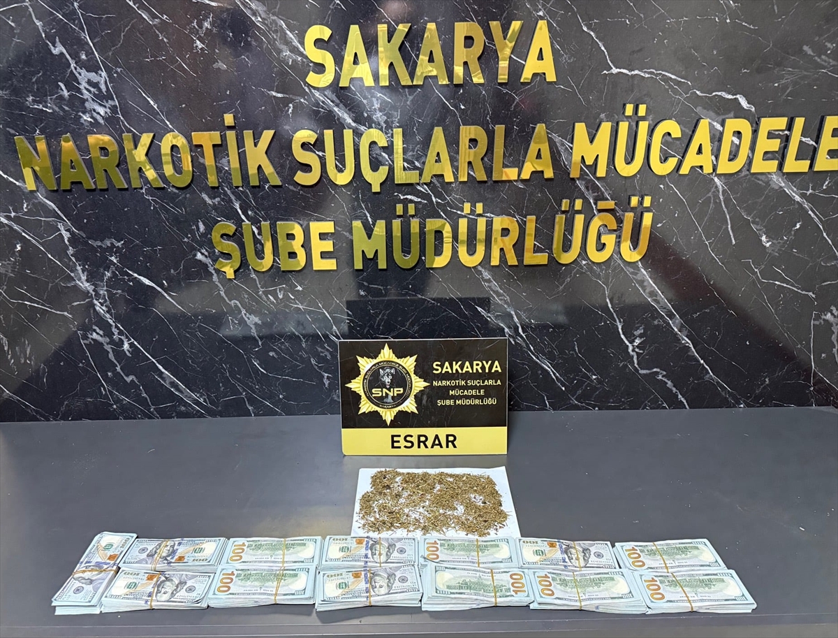 Sakarya'da Çarpıcı Uyuşturucu Operasyonu: İstanbul'dan Çalınan Yüklü Miktarda Para Bulundu