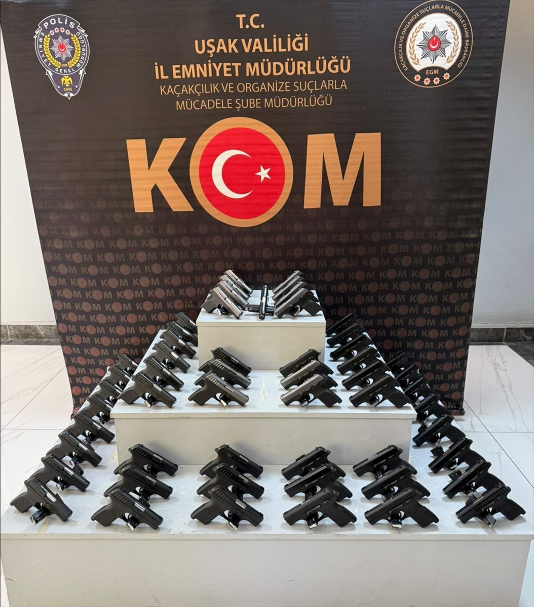 Uşak'ta Şaşırtan Operasyon: Yolcu Otobüsünde 55 Ruhsatsız Tabanca Bulundu