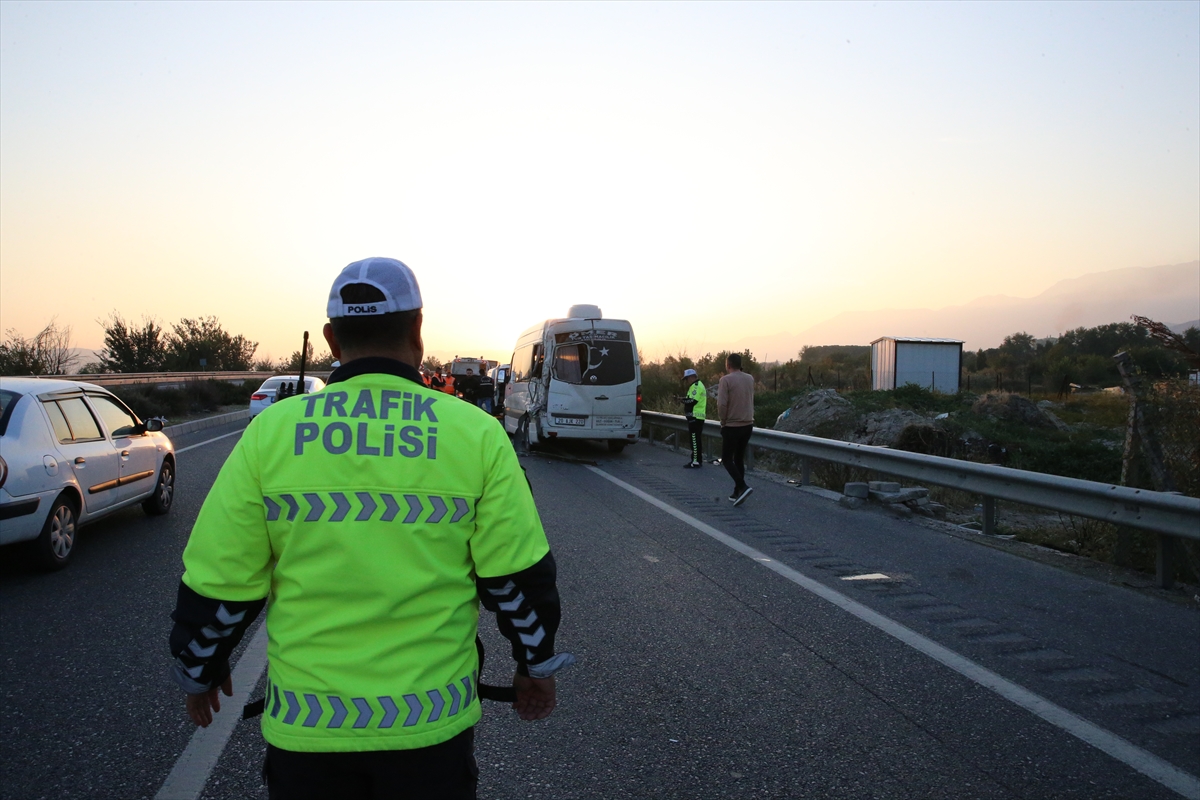 Denizli'de korkunç kaza: Kamyonun çarptığı minibüste can kaybı