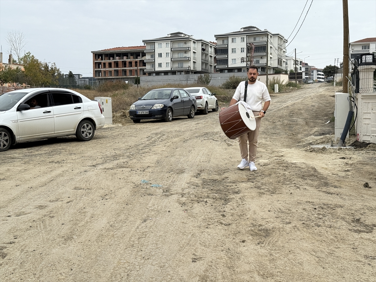 Tekirdağ'ın Çılgın Davulcusu Yollar İçin Sahne Aldı