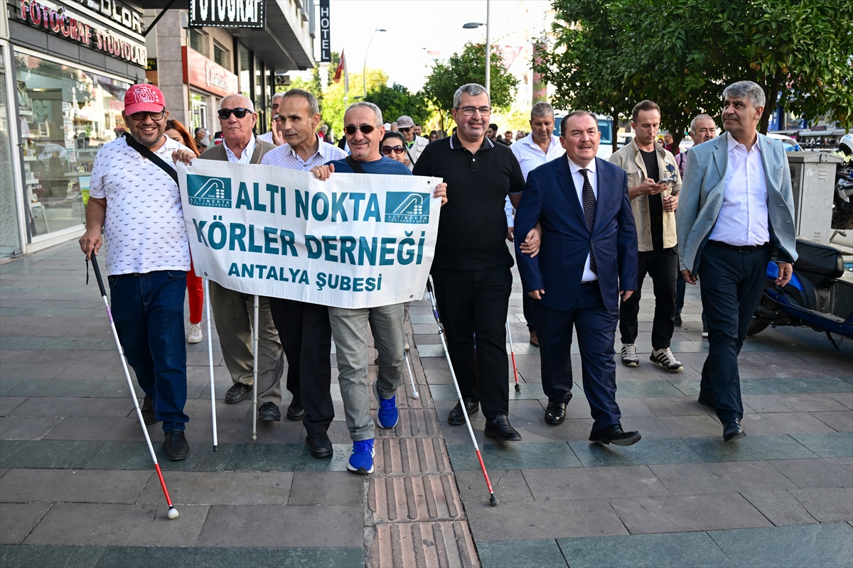 Antalya'da görme engelliler için anlamlı yürüyüş: Beyaz bastonun önemi